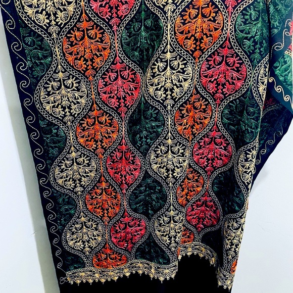 Brand new heavy embroidered wool Kashmiri shawl - Picture 3 of 3
